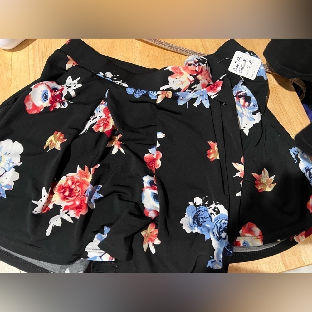 D15.16. Express black floral shorts S